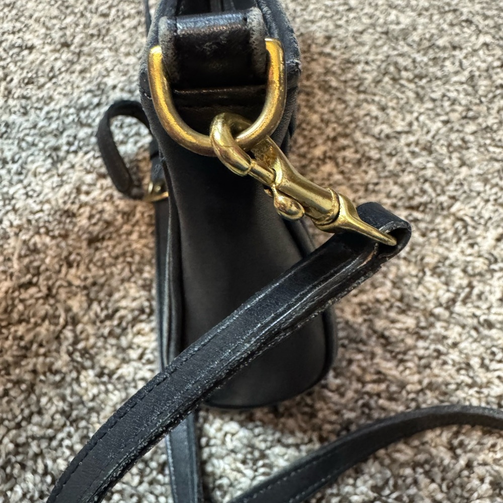 Vintage 90s Coach Black Leather Shoulder Bag with Gold Details - Picture 6 of 8
